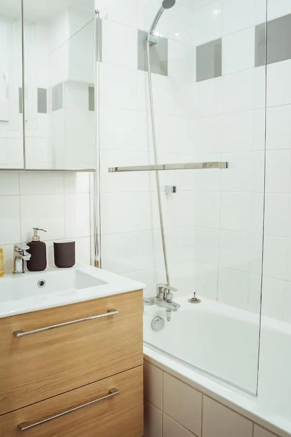 Newly Remodeled 2Bed Apt With Elevator - Mobility Lease For Students And Work Only- Minimum 30 Night Stays Parijs Appartement